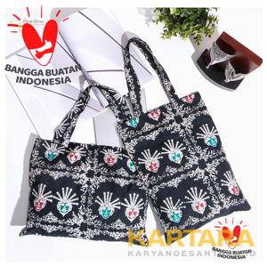 Totebag Batik Betawi Putih Merah Hijau Model Portrait